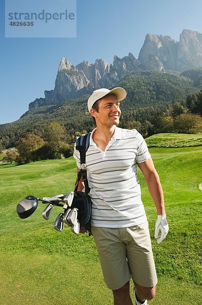 Italien  Kastelruth  Mittlerer Erwachsener Mann auf dem Golfplatz