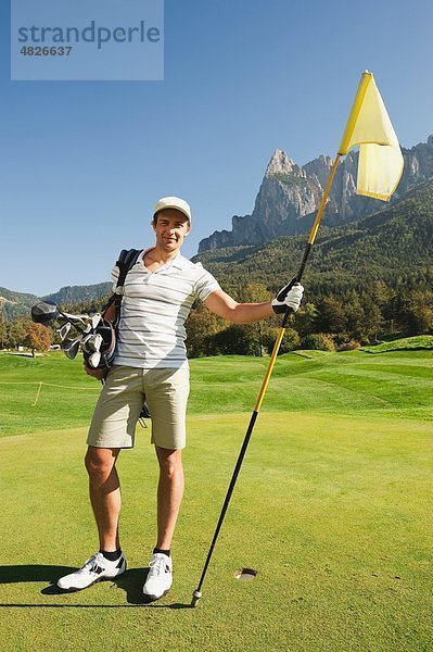 Italien  Kastelruth  Mittlerer Erwachsener Mann auf dem Golfplatz  Portrait