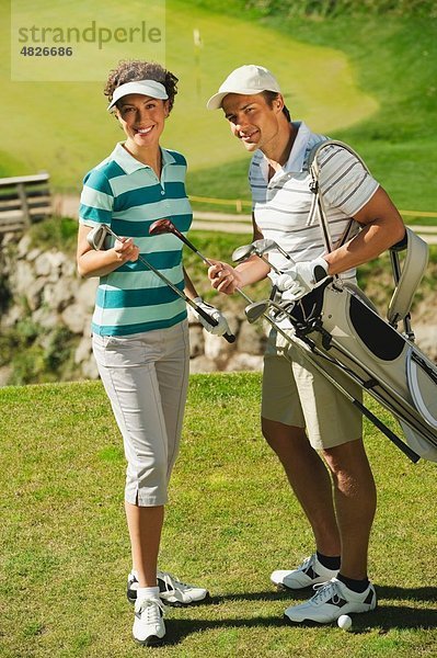 Italien  Kastelruth  Golfspieler auf dem Golfplatz  lächelnd  Portrait