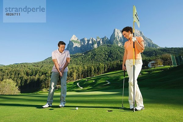 Italien  Kastelruth  Golfspieler spielen Golf auf dem Golfplatz