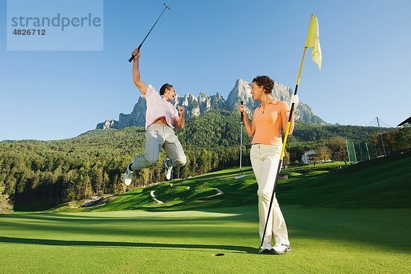 Italien  Kastelruth  Golfer auf dem Golfplatz