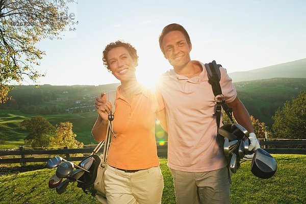 Italien  Kastelruth  Golfer mit Golfbag Walking und Lächeln