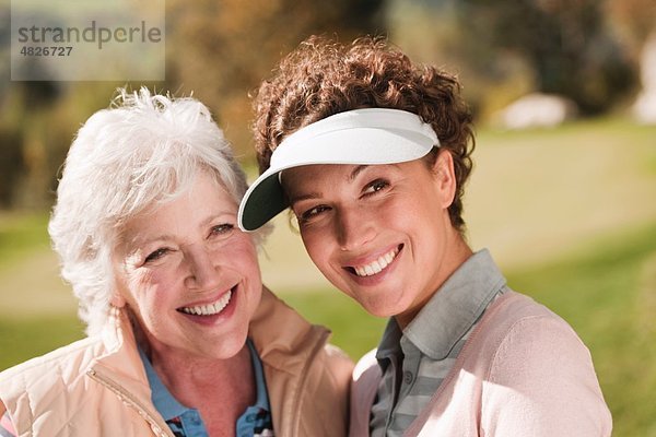 Italien  Kastelruth  Golfspieler auf dem Golfplatz  lächelnd  Portrait