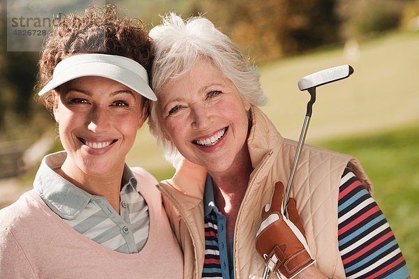 Italien  Kastelruth  Golfspieler auf dem Golfplatz  lächelnd  Portrait