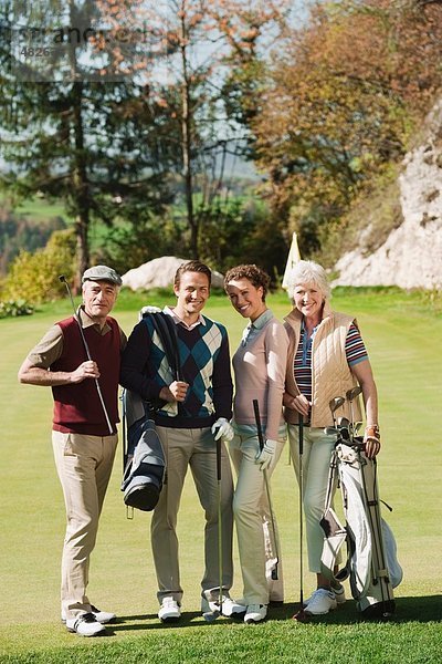 Italien  Kastelruth  Golfspieler auf dem Golfplatz  lächelnd  Portrait