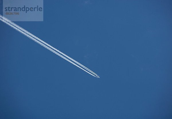 Österreich  Blick auf das Flugzeug am blauen Himmel