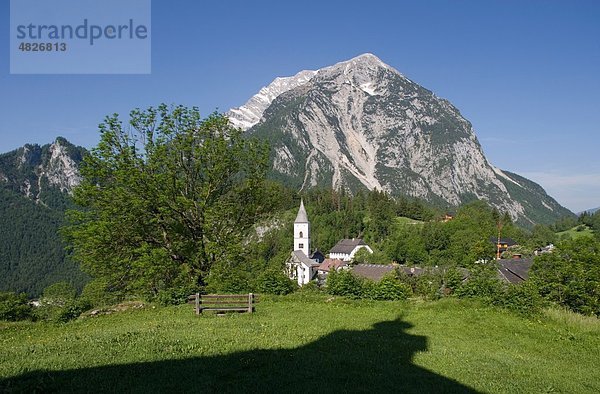 Österreich  Steiermark  Purgg-Trautenfels  Blick auf die Kirche heiliger georg