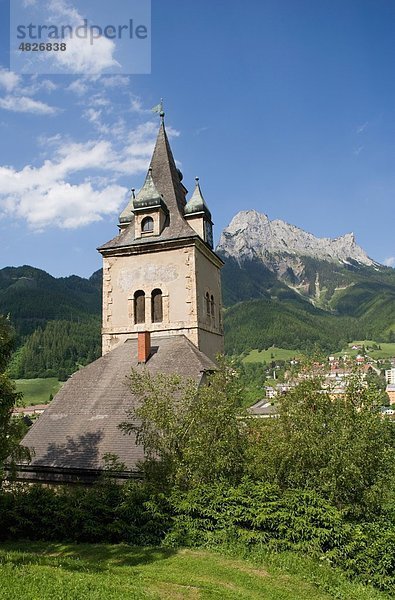 Österreich  Steiermark  Eisenerz  Pfaffenstein  Schichtturm  Gebäudeansicht mit Berg im Hintergrund