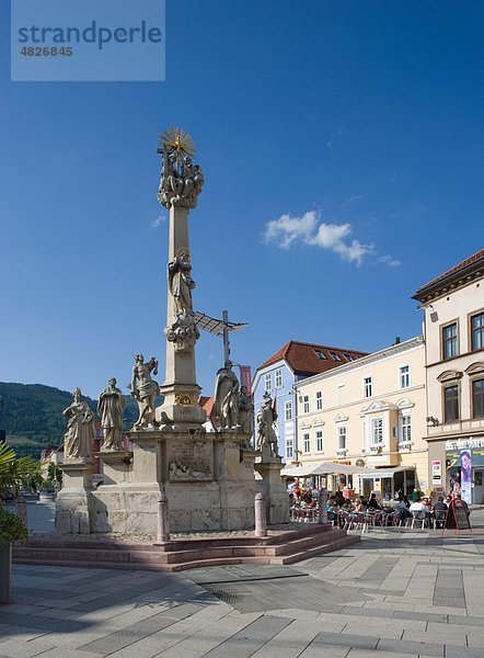 Österreich  Steiermark  Leoben  Hauptplatz  Blick auf die Pestsäule