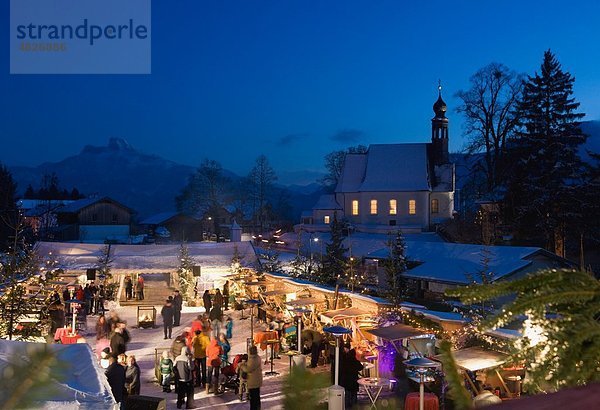 Österreich  Salzkammergut  Mondsee  Blick auf die Basilika heiliger michael Kirche im Weihnachtsmarkt bei Nacht