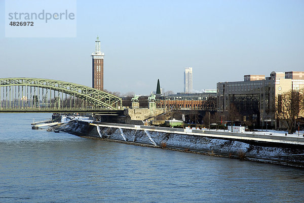 Hohenzollernbrücke  Messeturm und das Hyatt Regency Cologne Hotel am Rhein  Deutz  Köln  Rheinland  Nordrhein-Westfalen  Deutschland  Europa