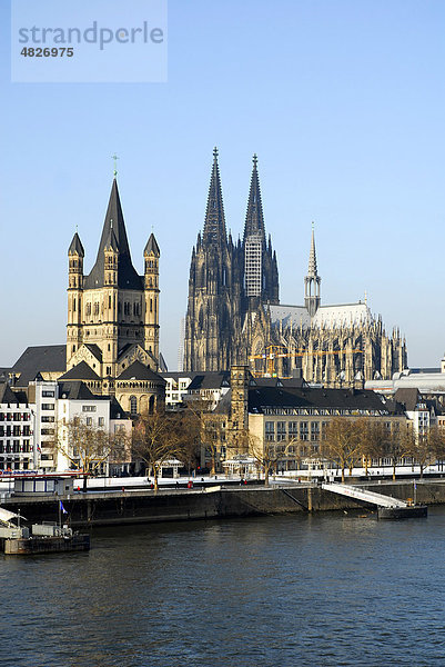 Frankenwerft im Winter  dahinter Kirche Groß St. Martin und Kölner Dom  Altstadt am Rhein  Köln  Rheinland  Nordrhein-Westfalen  Deutschland  Europa