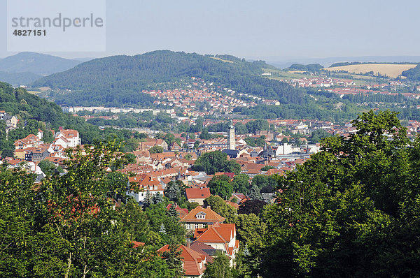 Blick vom Burschenschaftsdenkmal auf der Göpelskuppe auf die Stadt Eisenach  Thüringen  Deutschland  Europa