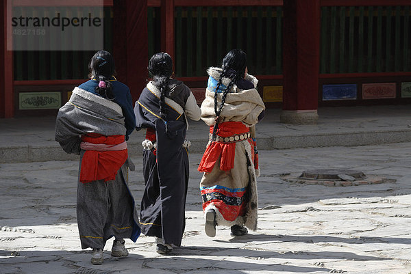 Tibeterinnen in Tracht vor der Versammlungshalle  tibetisch Dukhang  des Kloster Labrang  Xiahe  Gansu  China  Asien