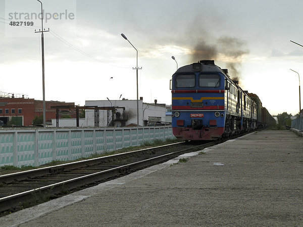 Diesellokomotive zieht Güterzug auf der transmongolischen Einsenbahnlinie aus Ulanbator heraus Richtung Süden  Ulanbator  Mongolei  Asien