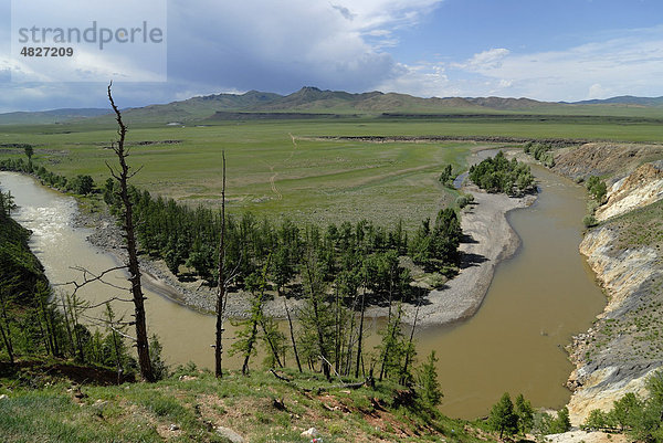 Kurve des Orkhon Fluss vor den Bergen des Khangai Nuruu Nationalpark  Orkhon Khürkhree  Kharkhorin  Övörkhangai Aimak  Mongolei  Asien
