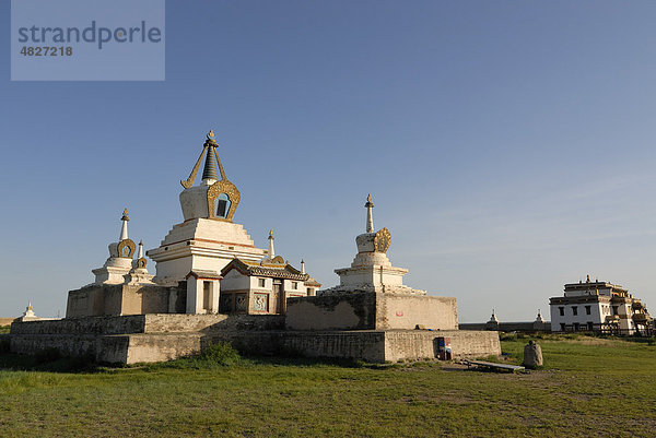 Stupa und Tempel in der Innenanlage des Klosters Erdene Zuu Khiid  Karakorum  Kharkhorin  Övörkhangai Aimak  Mongolei  Asien