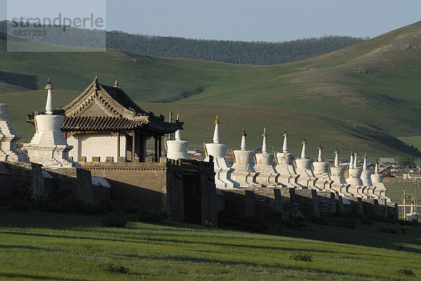 Stupa und Torhaus der Außenmauer des Klosters Erdene Zuu Khiid  Karakorum  Kharkhorin  Övörkhangai Aimak  Mongolei  Asien