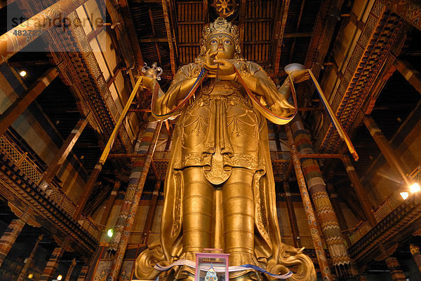 26 Meter hohe Statue der Göttin Janraisig  Sanskrit: Avalokiteshvara  im Kloster Gandan  Migjid Janraisig Süm  Gandan Khiid  Ulanbator  Mongolei  Asien