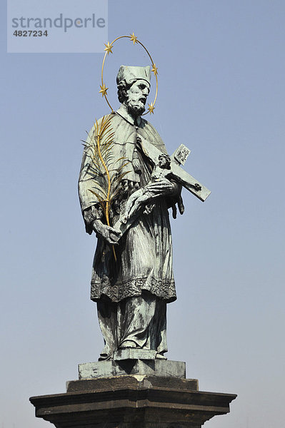 Statue des Hl. Johann von Nepomuk  Karlsbrücke  Prag  Altstadt  Tschechien  Tschechische Republik  Europa