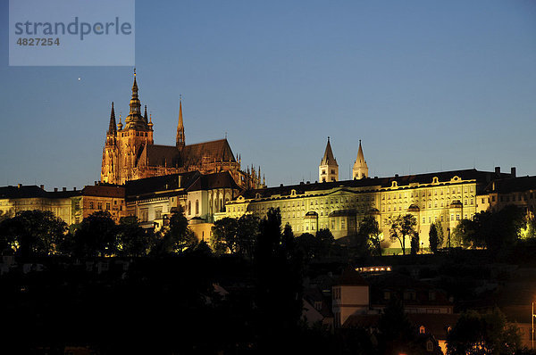 Blaue Stunde  St.-Veits-Dom  Prager Burg  Altstadt  Prag  Tschechien  Tschechische Republik  Europa