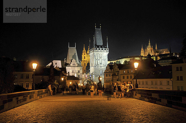 Nachtaufnahme  Turm  Karlsbrücke  Altstadt  Prag  Tschechien  Tschechische Republik  Europa