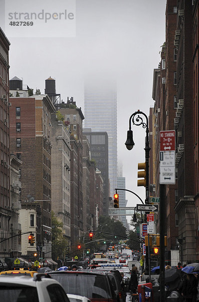 Hochhäuser im Regendunst  Lexington Avenue  Upper East Side  New York City  New York  USA  Vereinigte Staaten  Nordamerika