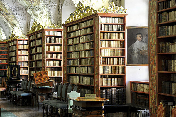 Sehr alte Bücher  Bibliothek  Saal der Theologie  Kloster Strahov  Hradschin  Prag  Tschechien  Tschechische Republik