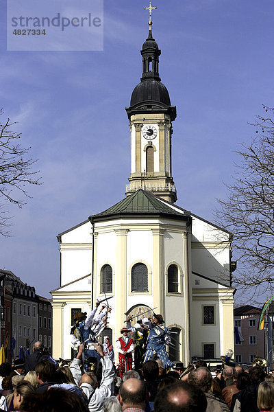 Schwerttanz bei der St. Georg Parade  Pferdeparade  vor der St. Oswald Pfarrkirche  Traunstein  Oberbayern  Deutschland  Europa
