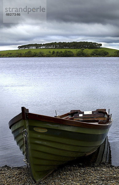 Hölzernes Beiboot am Billberry Lake  County Mayo  Irland  Europa