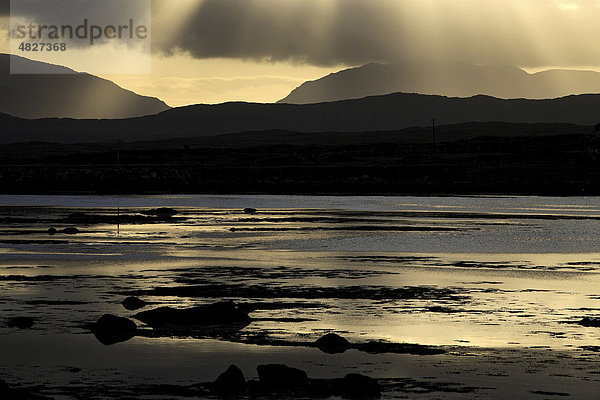 Landschaft von Connemara bei Sonnenaufgang  Roundstone  County Galway  Republik Irland  Europa