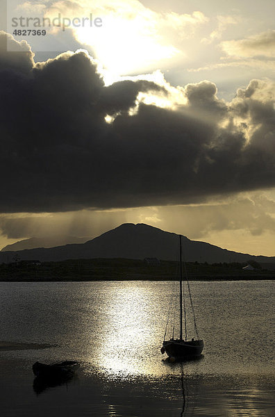 Landschaft von Connemara bei Sonnenaufgang  Roundstone  County Galway  Republik Irland  Europa