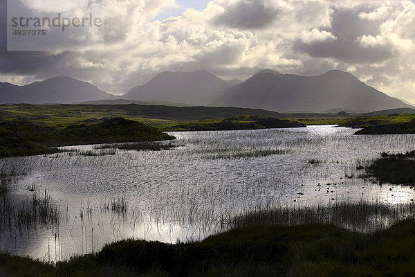 Landschaft von Connemara bei Sonnenaufgang  Roundstone  County Galway  Republik Irland  Europa