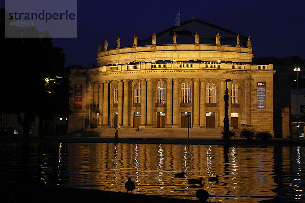 Opernhaus Staatstheater Stuttgart bei Nacht  Spiegelung im Eckensee  Landeshauptstadt Stuttgart  Baden-Württemberg  Deutschland  Europa