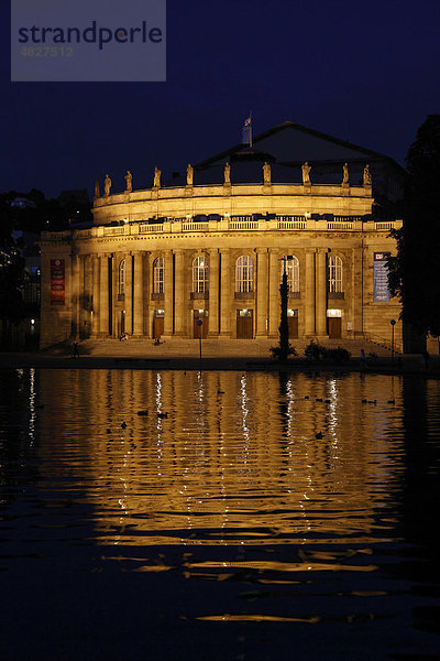 Opernhaus Staatstheater Stuttgart bei Nacht  Spiegelung im Eckensee  Landeshauptstadt Stuttgart  Baden-Württemberg  Deutschland  Europa