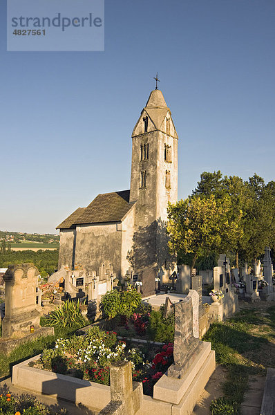 Römisch-katholische Kirche  Arpaden-Ära  13. Jh.  mit Friedhof  in Egregy  Heviz  Ungarn  Europa