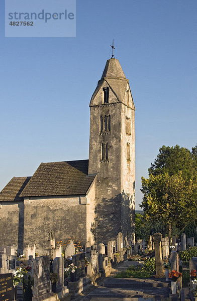 Römisch-katholische Kirche  Arpaden-Ära  13. Jh.  mit Friedhof  in Egregy  Heviz  Ungarn  Europa