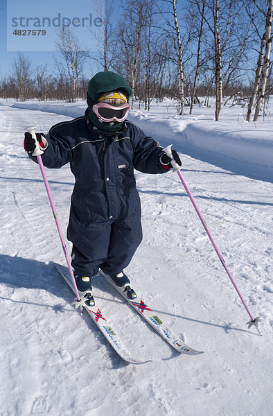 Ein dreijähriges Mädchen fährt Ski in Kiruna  Lappland  Nordschweden  Schweden  Europa