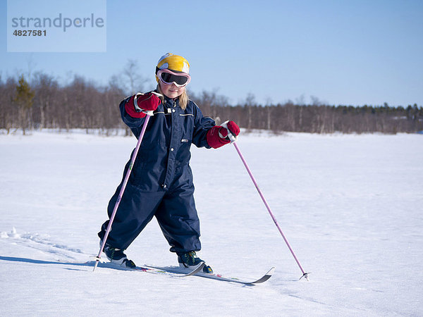 Ein dreijähriges Mädchen fährt Ski in Kiruna  Lappland  Nordschweden  Schweden  Europa