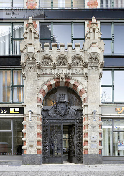 Historisches Portal an einem Bürogebäude in der Taubenstraße  Berlin-Mitte  Berlin  Deutschland  Europa