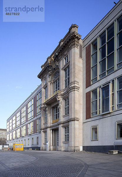 Früheres Staatsratsgebäude der DDR mit einem Fassadenelement des Stadtschlosses  Berlin-Mitte  Berlin  Deutschland  Europa