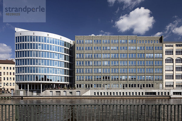 Bürogebäude am Charlottenburger Spreeufer  Charlottenburg  Berlin  Deutschland  Europa