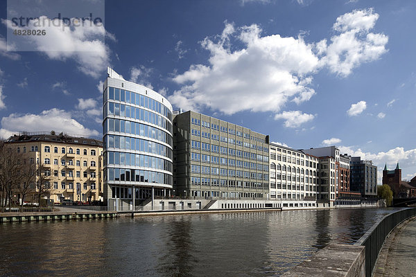 Bürogebäude am Charlottenburger Spreeufer  Charlottenburg  Berlin  Deutschland  Europa