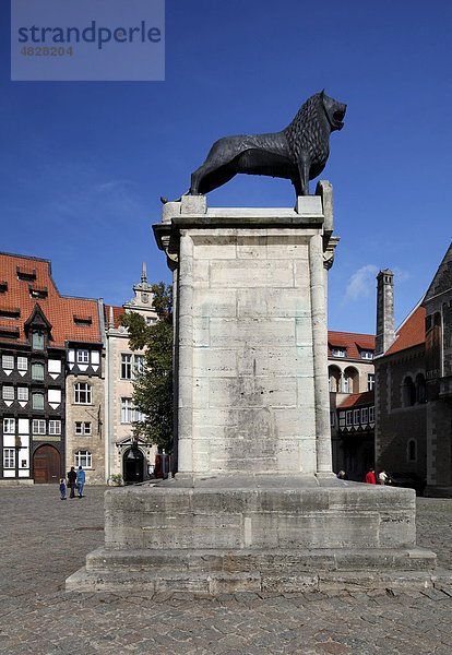 Burglöwe oder Braunschweiger Löwe auf dem Burgplatz  Braunschweig  Niedersachsen  Deutschland  Europa