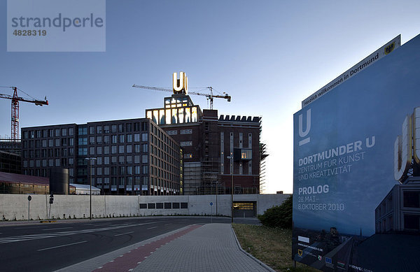 Dortmunder U  U-Turm  ehemalige Union-Brauerei  zukünftiges Kunst- und Kulturzentrum  Videoinstallation  Dortmund  Ruhrgebiet  Nordrhein-Westfalen  Deutschland  Europa