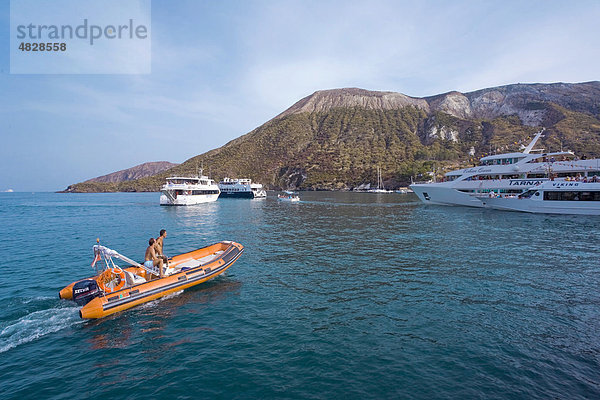 Ausflugsboote vor den Liparischen Inseln  Italien  Europa
