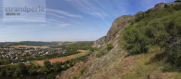 Rotenfels  327 m ü. NN  Felsmassiv aus rötlichem Rhyolith  mit Bad Münster am Stein-Ebernburg  Rheinland-Pfalz  Deutschland  Europa