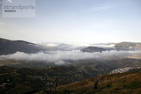 Wolkenfelder über dem Ort Lanjaron  Alpujarra  Sierra Nevada  Spanien  Europa