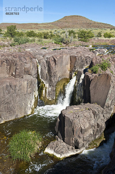 Schlucht mit Wasserfall in der Palmwag Concession  Namibia  Afrika
