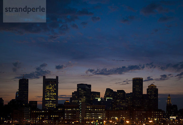 Skyline von Boston  von South Boston aus  Massachusetts  USA